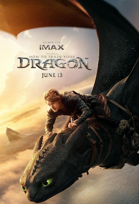 poster pentru filmul how to train you dragon in care actorul principal se afla pe spatele dragonului in zbor