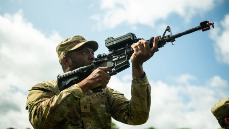 un soldat care tine in mana o arma echipata cu o luneta inteligenta care ajuta la doborarea dronelor