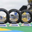 cauciucuri pentru motociclete fotografiate pe un circuit cu un fundal verde