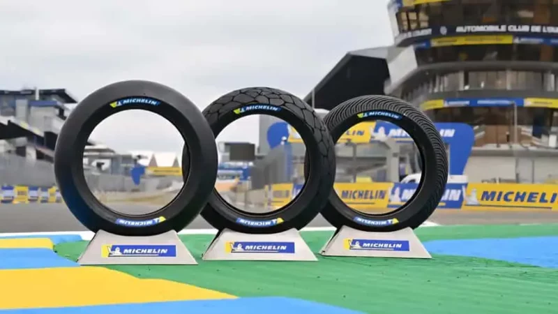 cauciucuri pentru motociclete fotografiate pe un circuit cu un fundal verde