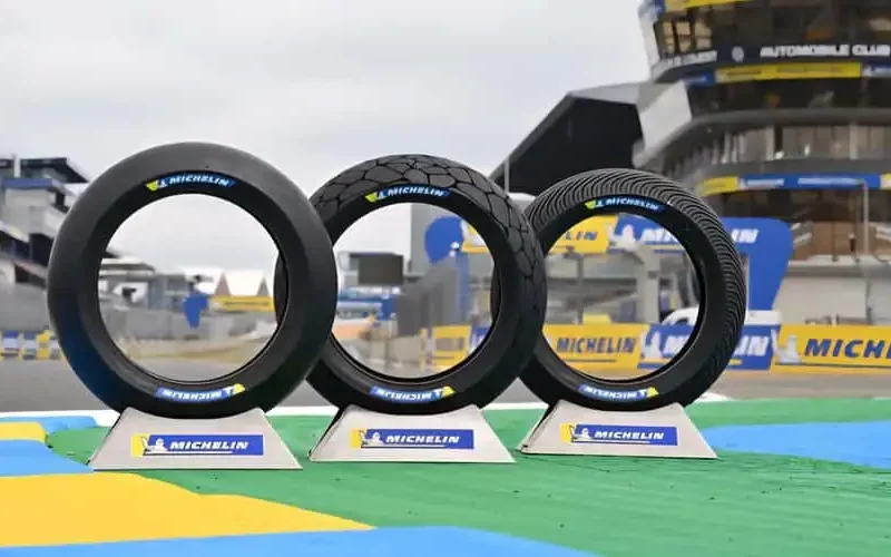 cauciucuri pentru motociclete fotografiate pe un circuit cu un fundal verde