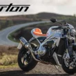 motocicleta norton fotografiata la marginea drumului de munta