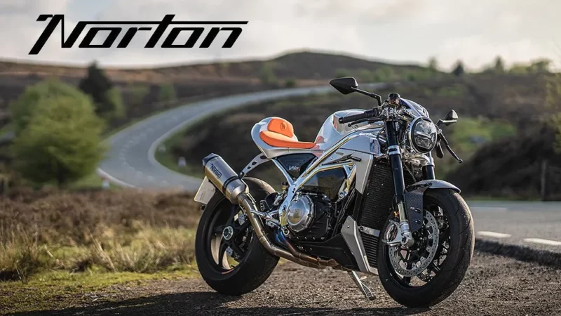 motocicleta norton fotografiata la marginea drumului de munta