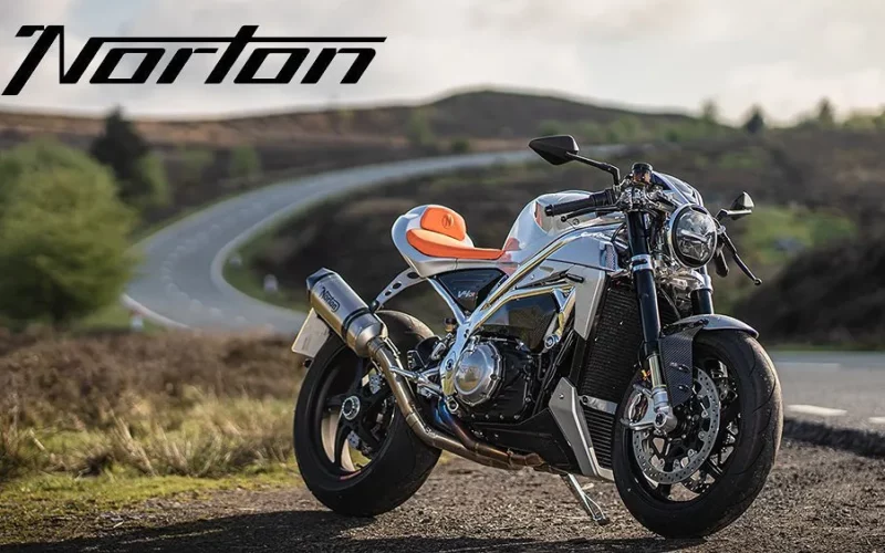 motocicleta norton fotografiata la marginea drumului de munta