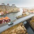 o masina circula pe un drum din norvegia