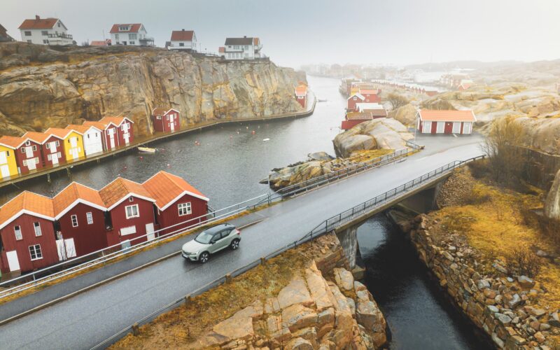 o masina circula pe un drum din norvegia