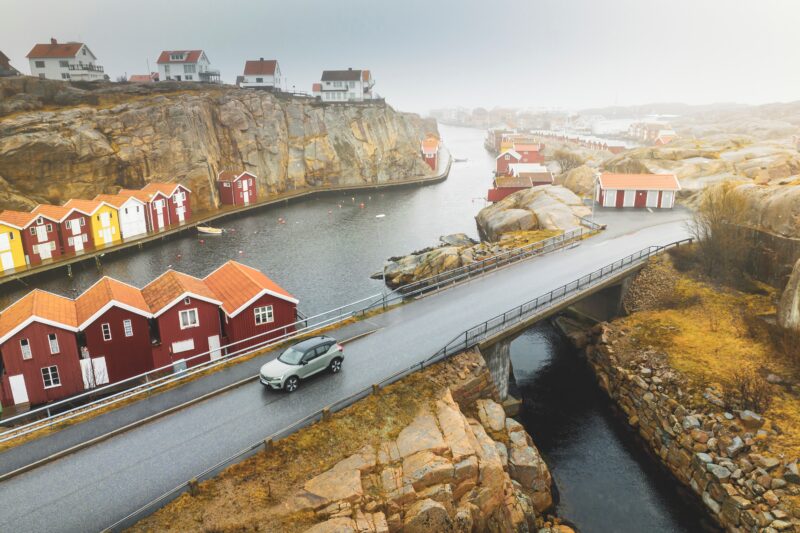 o masina circula pe un drum din norvegia