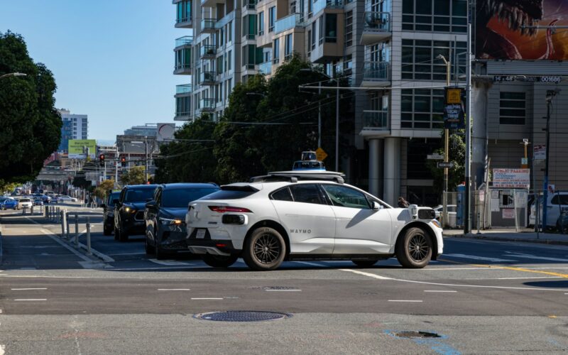 Waymo spune că a ajuns la 10 milioane de călătorii plătite cu robotaxi