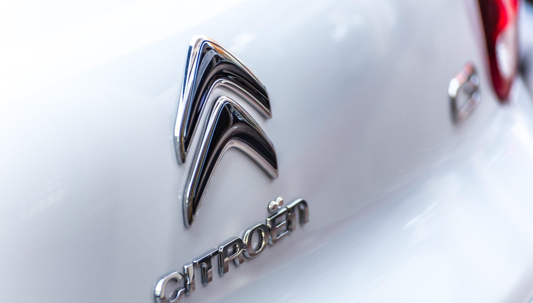 logo-ul citroen pe o masina