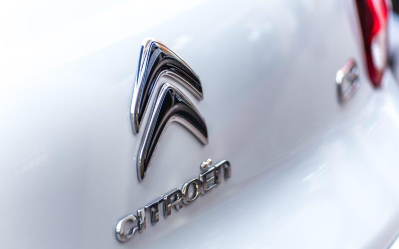 logo-ul citroen pe o masina