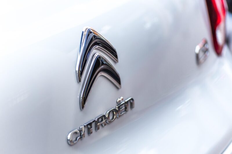 logo-ul citroen pe o masina