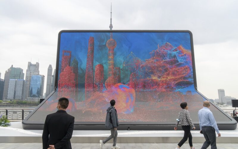 un telefon pliabil de mari dimensiuni in china
