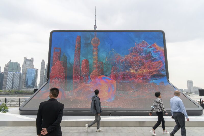 un telefon pliabil de mari dimensiuni in china
