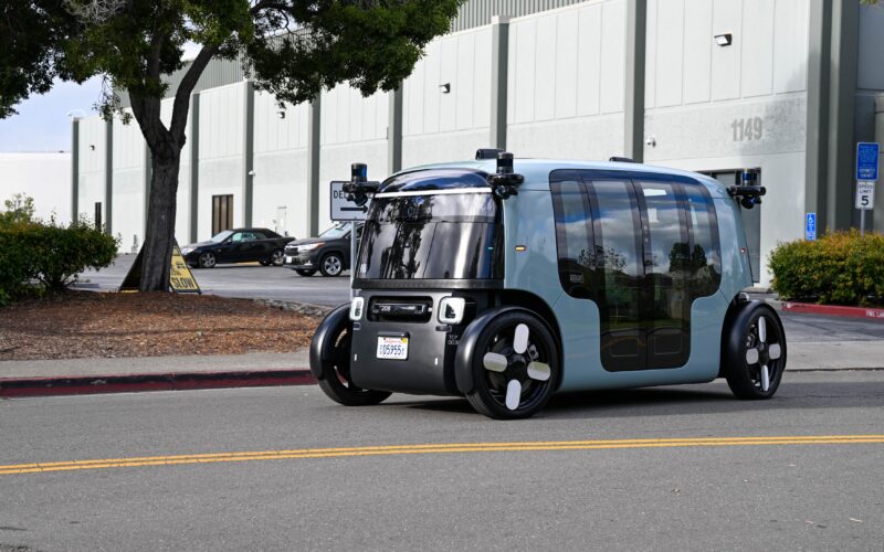 robotaxi de la zoox pe strada