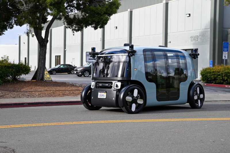 robotaxi de la zoox pe strada