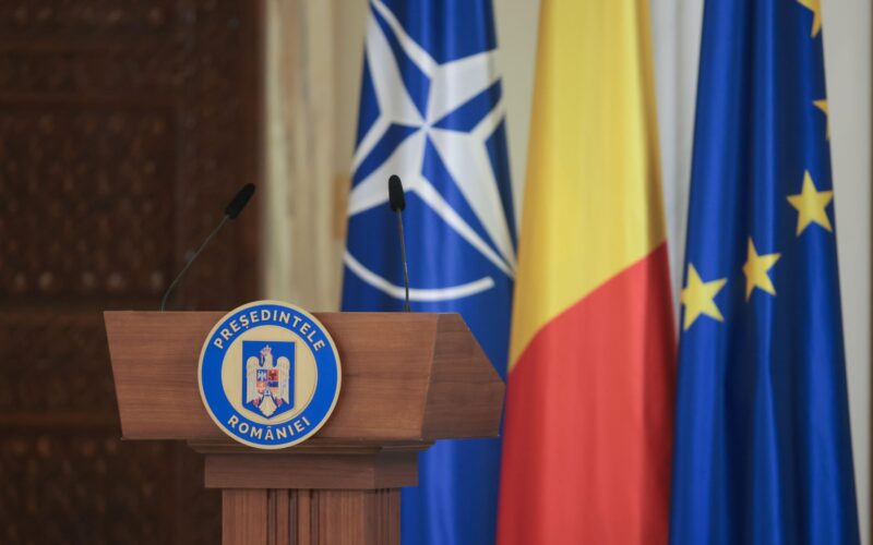 pupitru pe care scrie presedintele romaniei