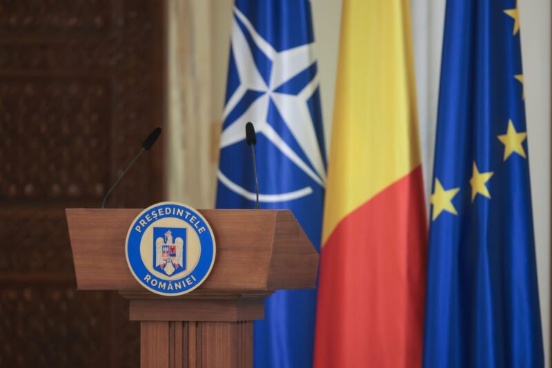 pupitru pe care scrie presedintele romaniei