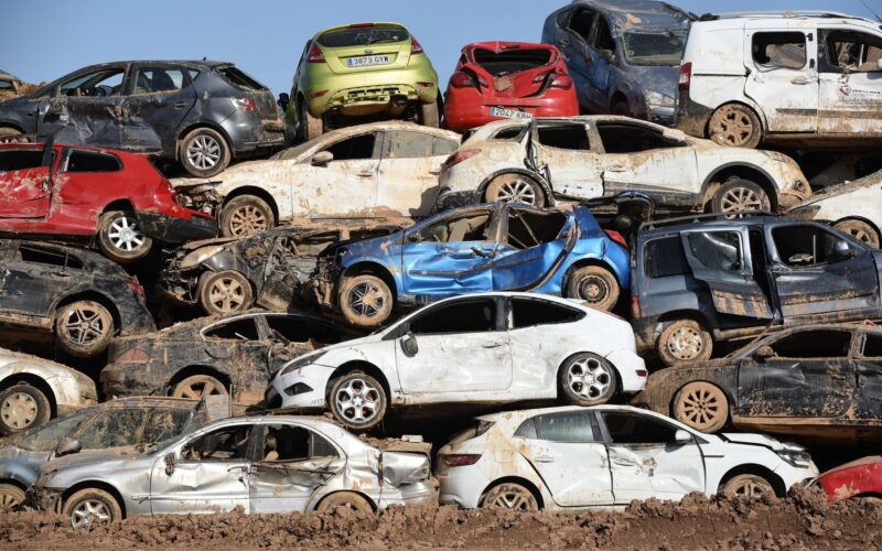 masini intr-un cimitir auto