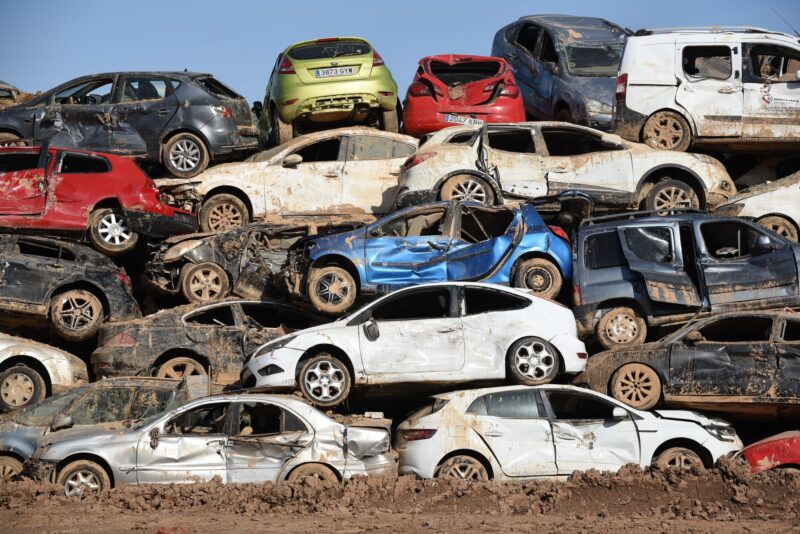 masini intr-un cimitir auto