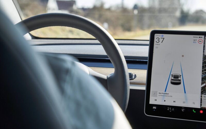 interiorul unei masini tesla
