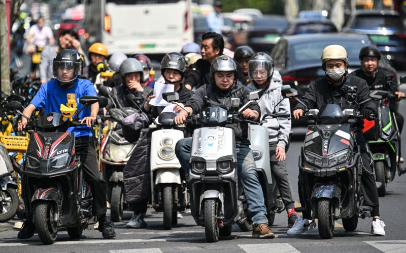 scutere pe strada in china