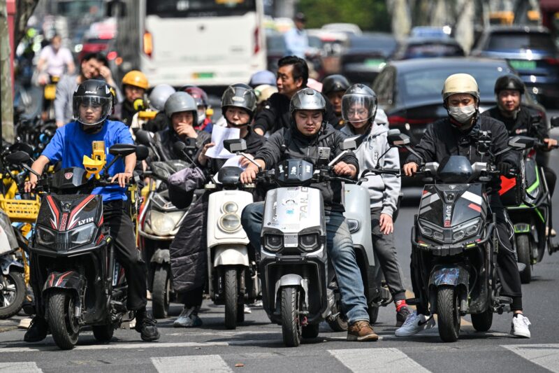 scutere pe strada in china