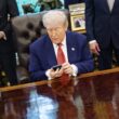 donald trump foloseste telefonul personal