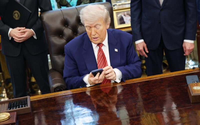 donald trump foloseste telefonul personal