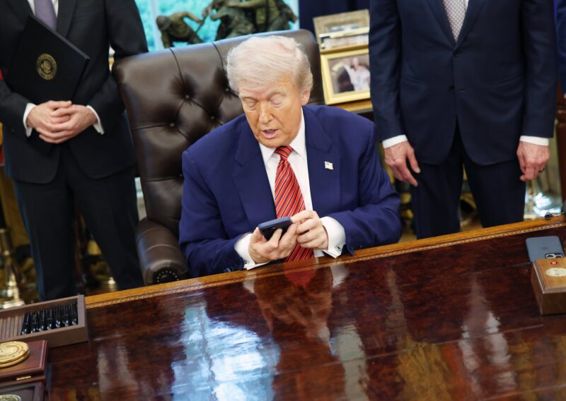 donald trump foloseste telefonul personal