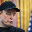 miliardarul elon musk apare cu un ochi vanat
