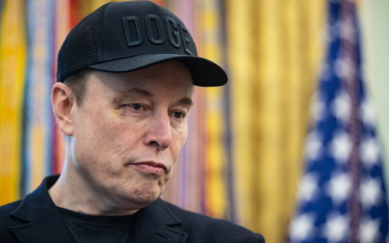 miliardarul elon musk apare cu un ochi vanat