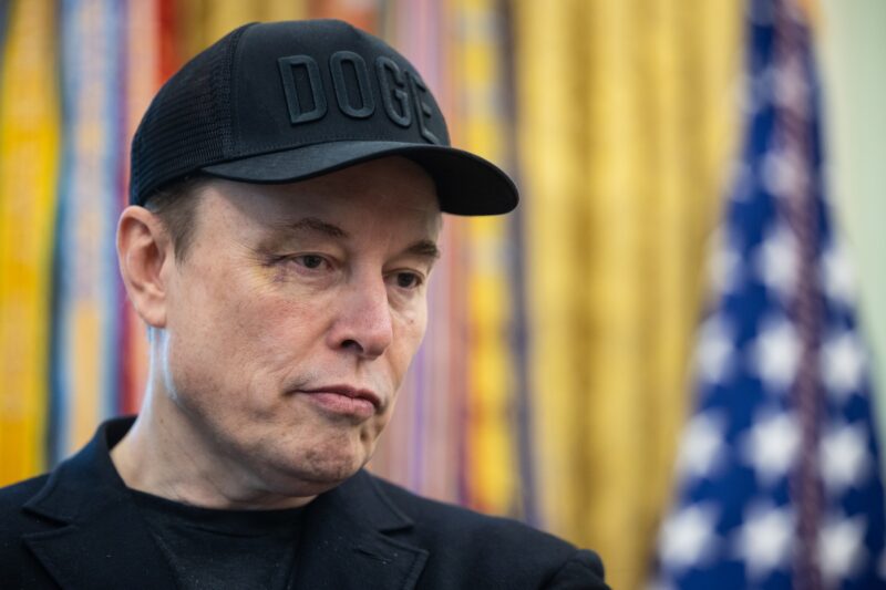 miliardarul elon musk apare cu un ochi vanat