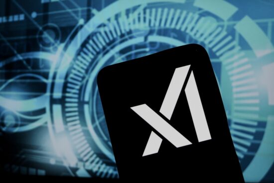 logo xAI pe un telefon