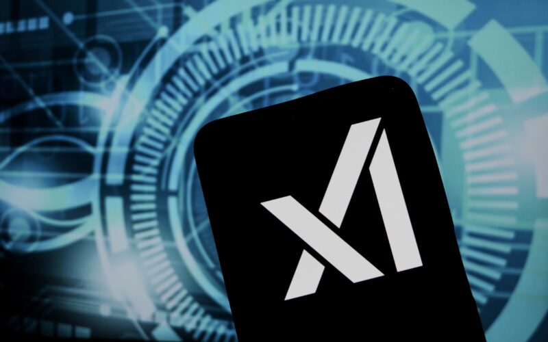logo xAI pe un telefon