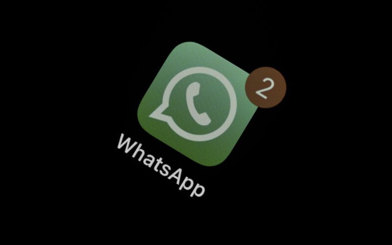 iconita aplicatiei whatsapp pe un ecran