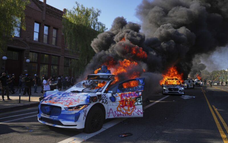o masina electrica waymo arde in california in timpul proetstelor din iunie 2025