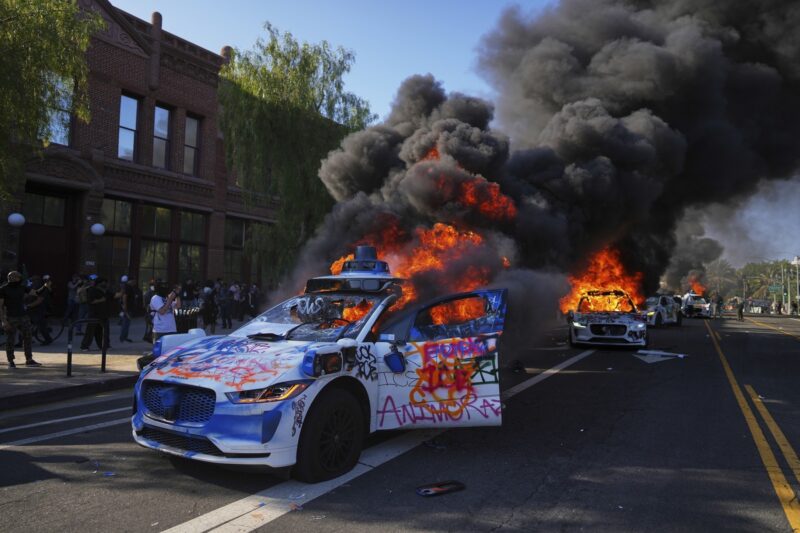 o masina electrica waymo arde in california in timpul proetstelor din iunie 2025