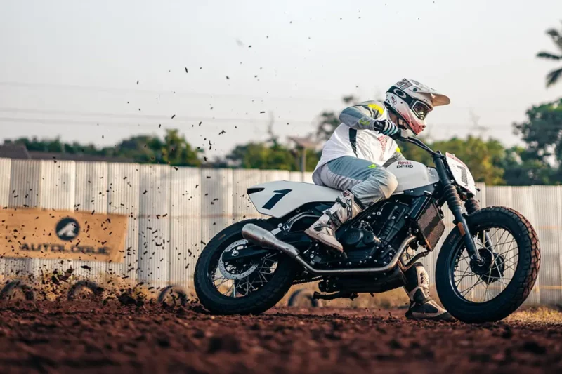 motocicleta de teren fotografiata in off-road