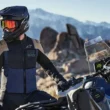 motociclist echipat alaturi de motocicleta lui adventure la poalele muntelui