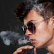 un tanar fumeaza