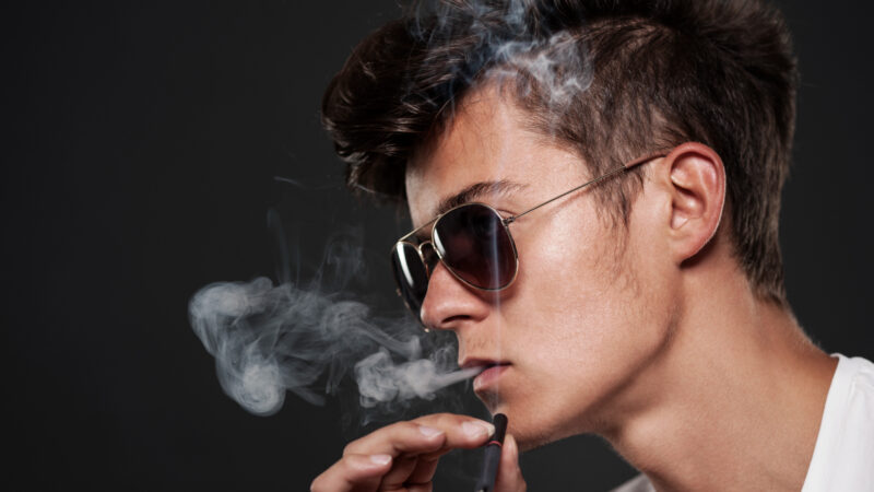 un tanar fumeaza