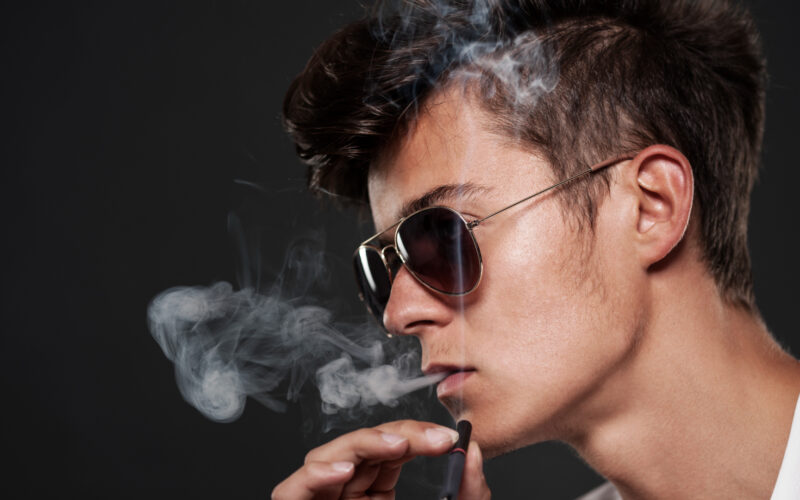 un tanar fumeaza