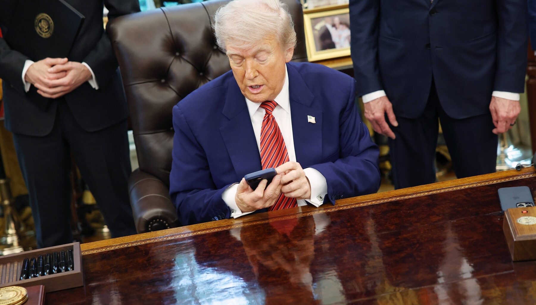 trump foloseste un smartphone