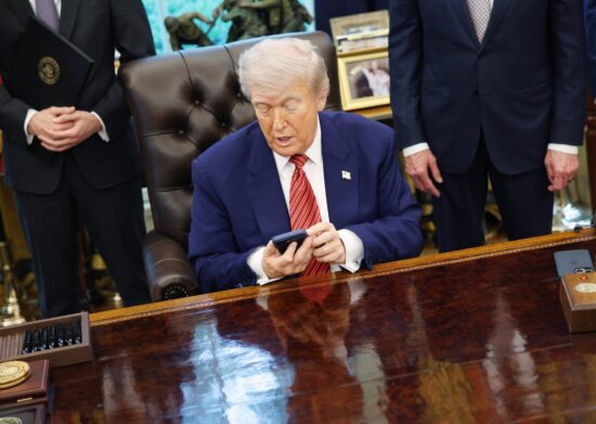 trump foloseste un smartphone