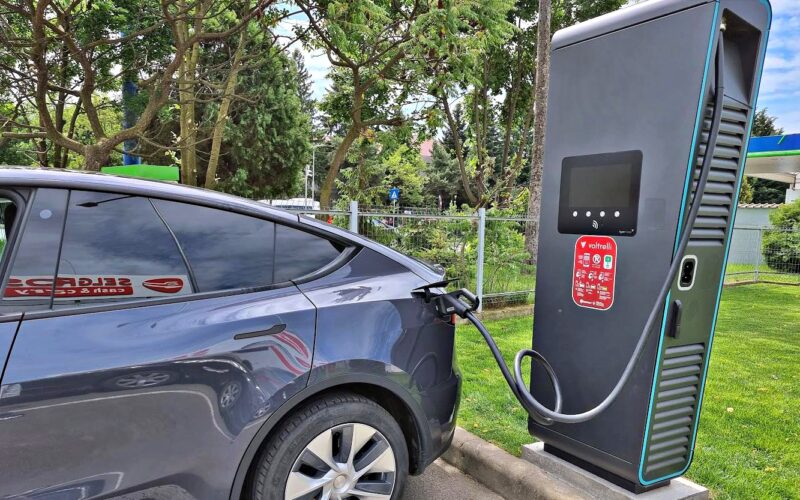 statie de incarcare pentru vehicule electrice la un magazin selgros