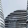 Clădiri acoperite cu folii de plastic degradabil