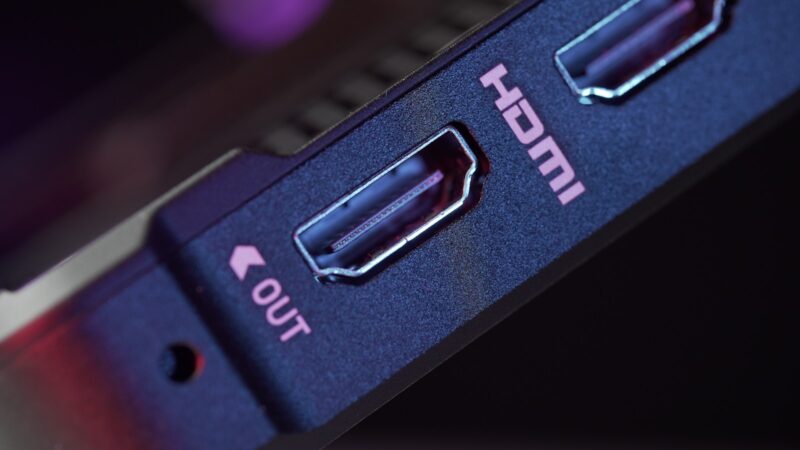 Mufa HDMI pe un laptop