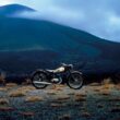 prima motocicleta yamaha fotografiata la bazele unui munte