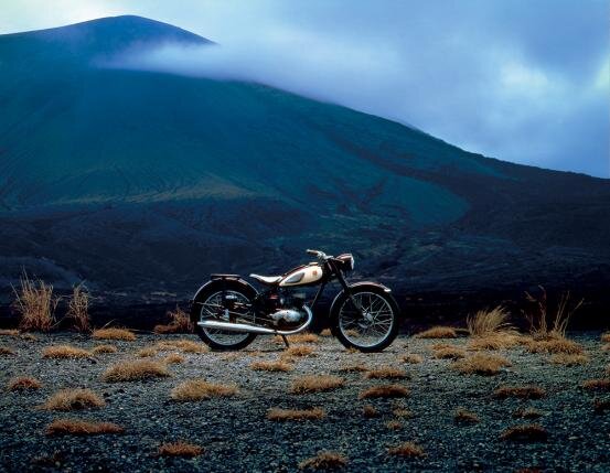 prima motocicleta yamaha fotografiata la bazele unui munte