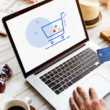 un utilizator foloseste un laptop pentru a face cumparaturi online